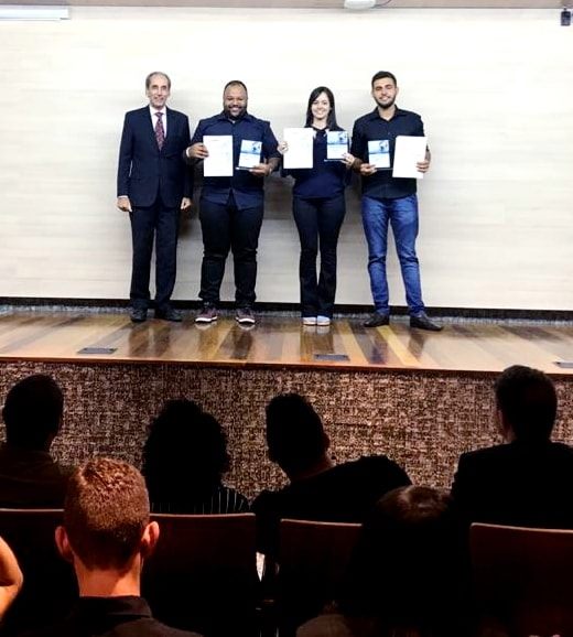 Primeiro lugar. A equipe campeã, entre Jarbas Nogueira e Rodrigo Bastos/ tecnologia GMC, é a Strategy Masters da Universidade Estadual de Montes Claros - Unimontes - MG. Paulo Ricardo da Cruz Prates, Jéssica Pereira Soares e Wilson Lino José de Oliveira.